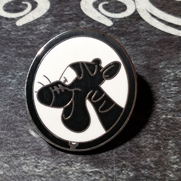 Tigger from Winnie the Pooh silhouette Disney pin - Picture 1 of 2